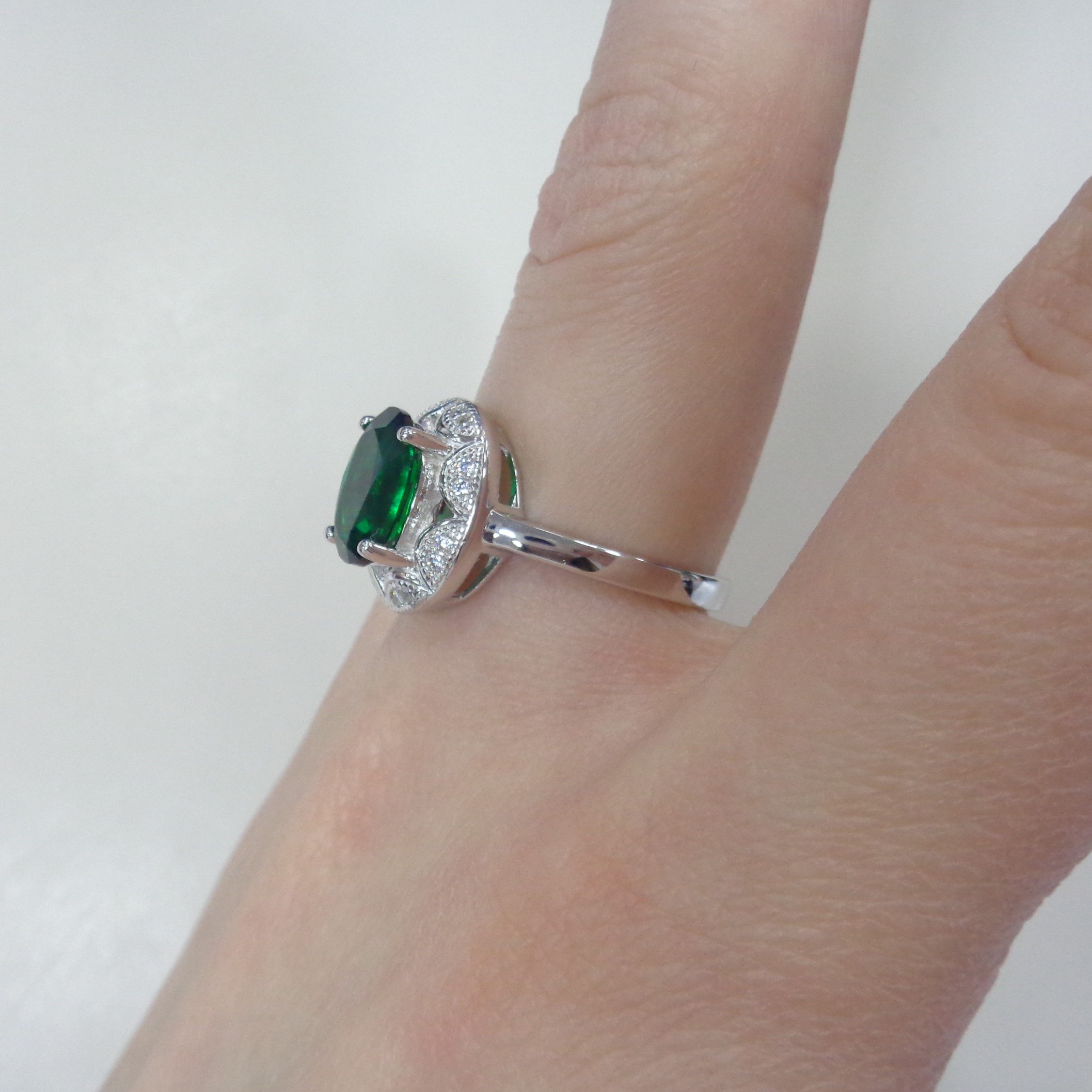 Серебряное кольцо с выращенным изумрудом